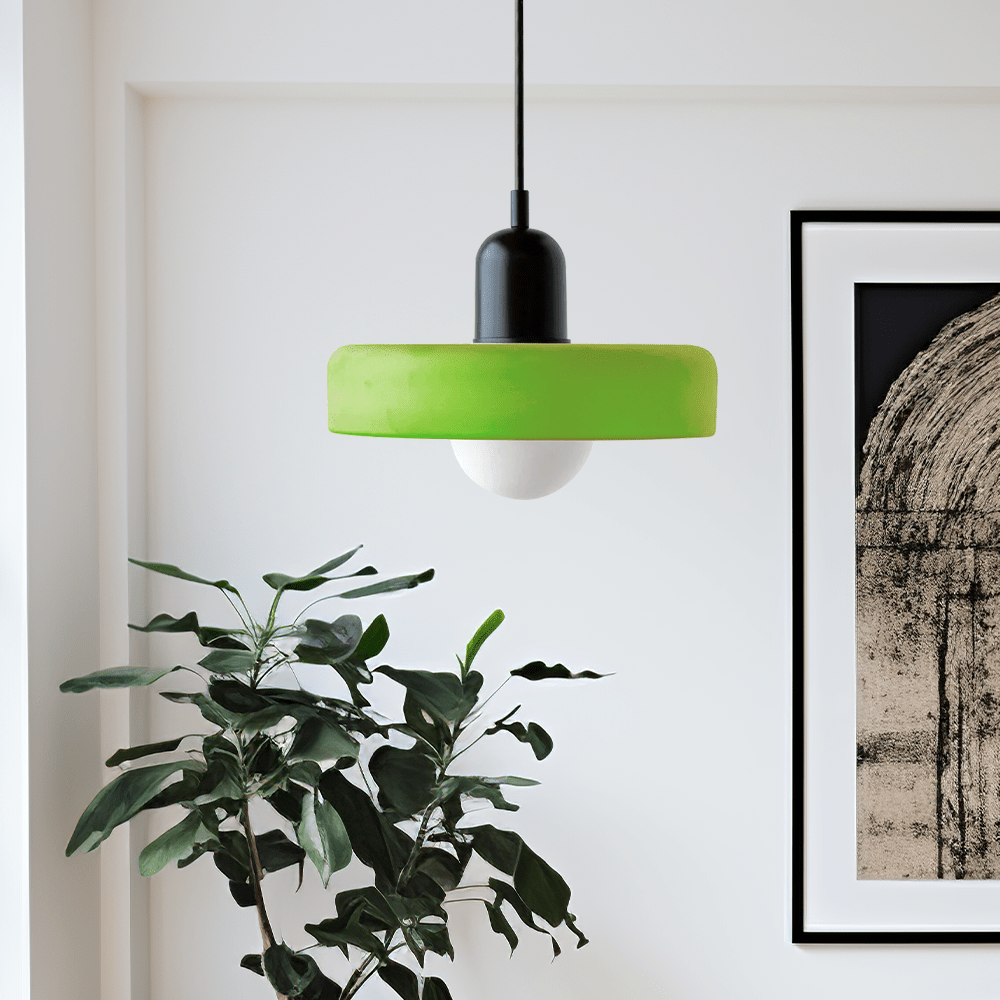 Hängeleuchte ColorLuxe, die jedes Interieur mit ihrer Farbkraft bereichert.