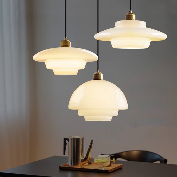 GlowForma Hängeleuchte, die elegantes Glas mit einem klassischen Retro-Stil kombiniert.