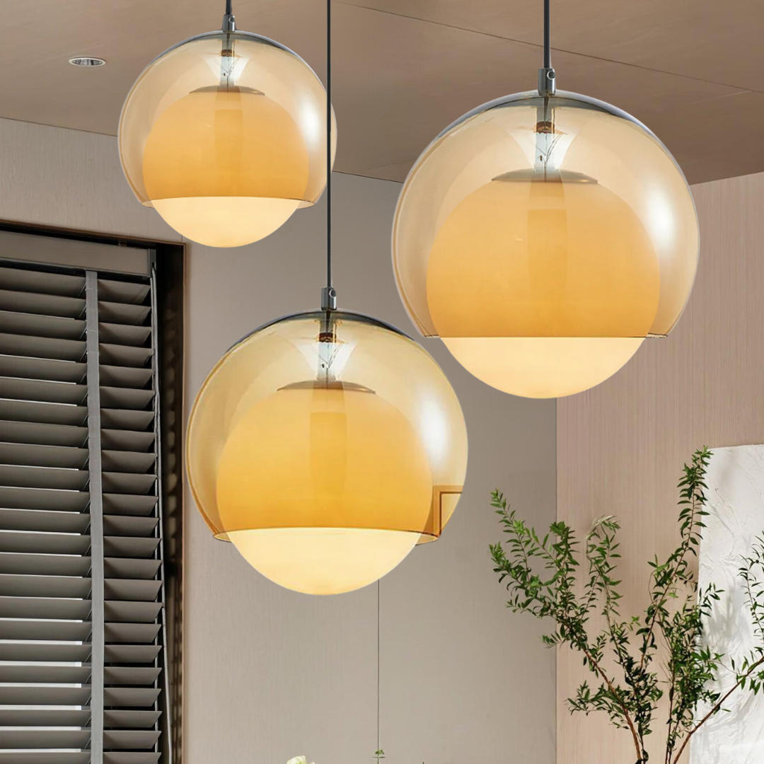 Hängeleuchte AmberGlow mit sanftem Glasdesign, das jeden Raum verschönert.