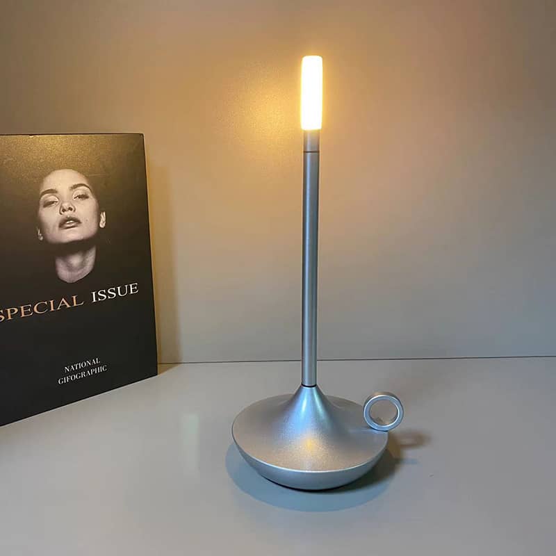 Elegante Kerzenform Tischlampe KerzenGlanz – hochwertige Tischlampe mit eleganter Kerzenform von KerzenGlanz für eine gemütliche Wohnatmosphäre.