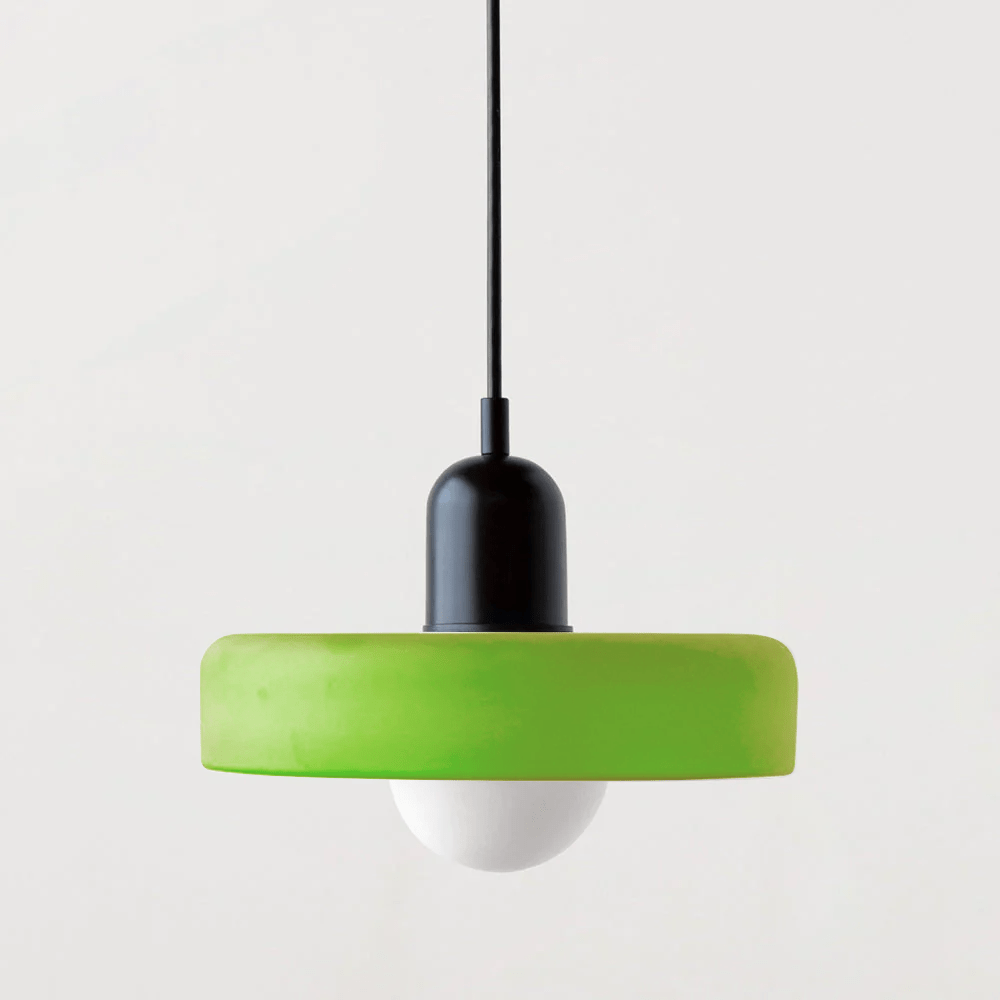 Hängeleuchte ColorLuxe, die Räume mit Farbe und Design bereichert.
