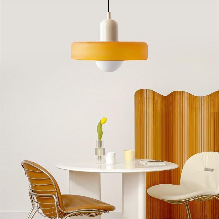 ColorLuxe Hängeleuchte mit ihrem kreativen und farbenfrohen Retro-Design.