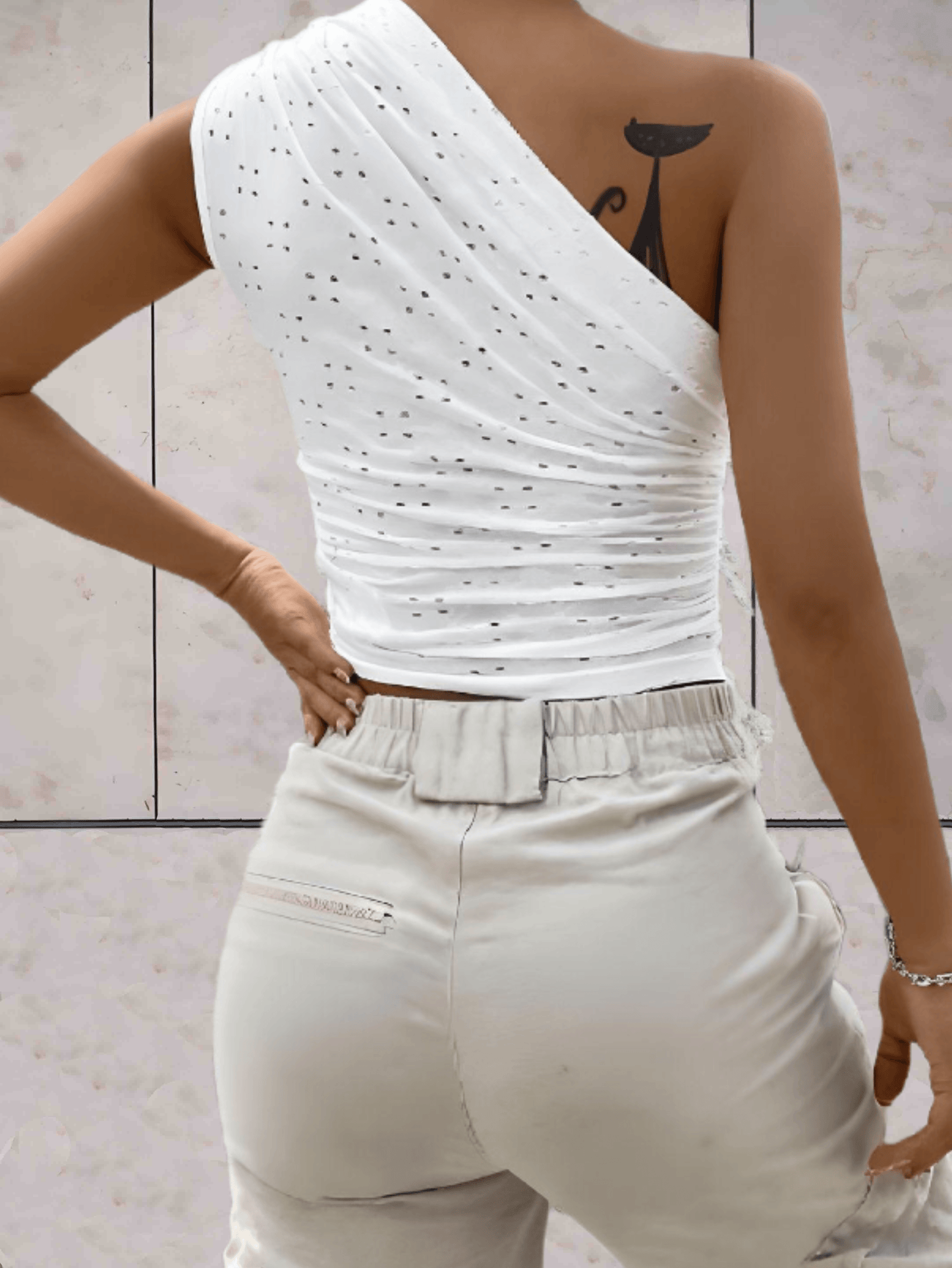 Amara - Asymmetrisches One-Shoulder-Top mit Lochstickerei