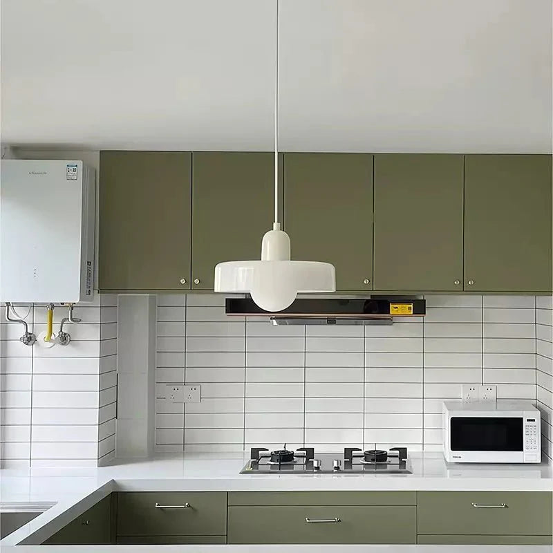 ColorLuxe Hängeleuchte für einen Hauch von Farbe in minimalistischen Räumen.