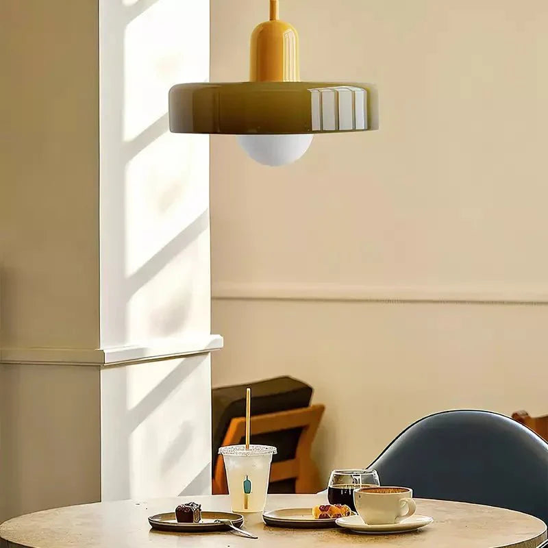 ColorLuxe Hängeleuchte, die eine fröhliche und warme Atmosphäre schafft.