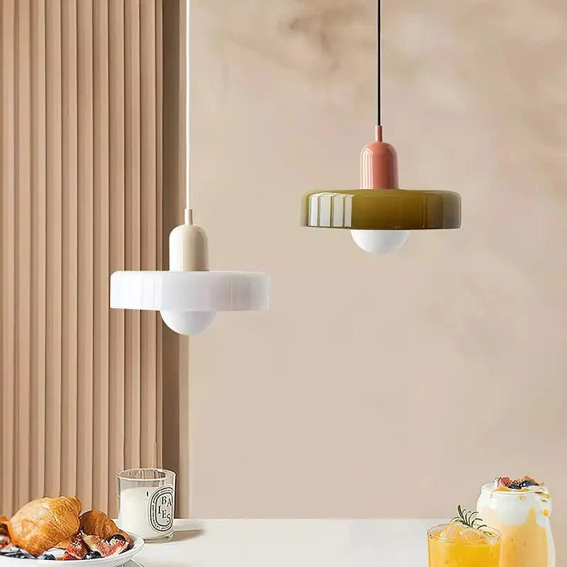 Hängeleuchte ColorLuxe, die durch ihre fröhlichen Farben überzeugt.