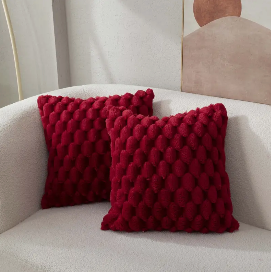 Strukturierte Kissenbezüge in elegantem Design, passend zu zeitgenössischen Möbeln.