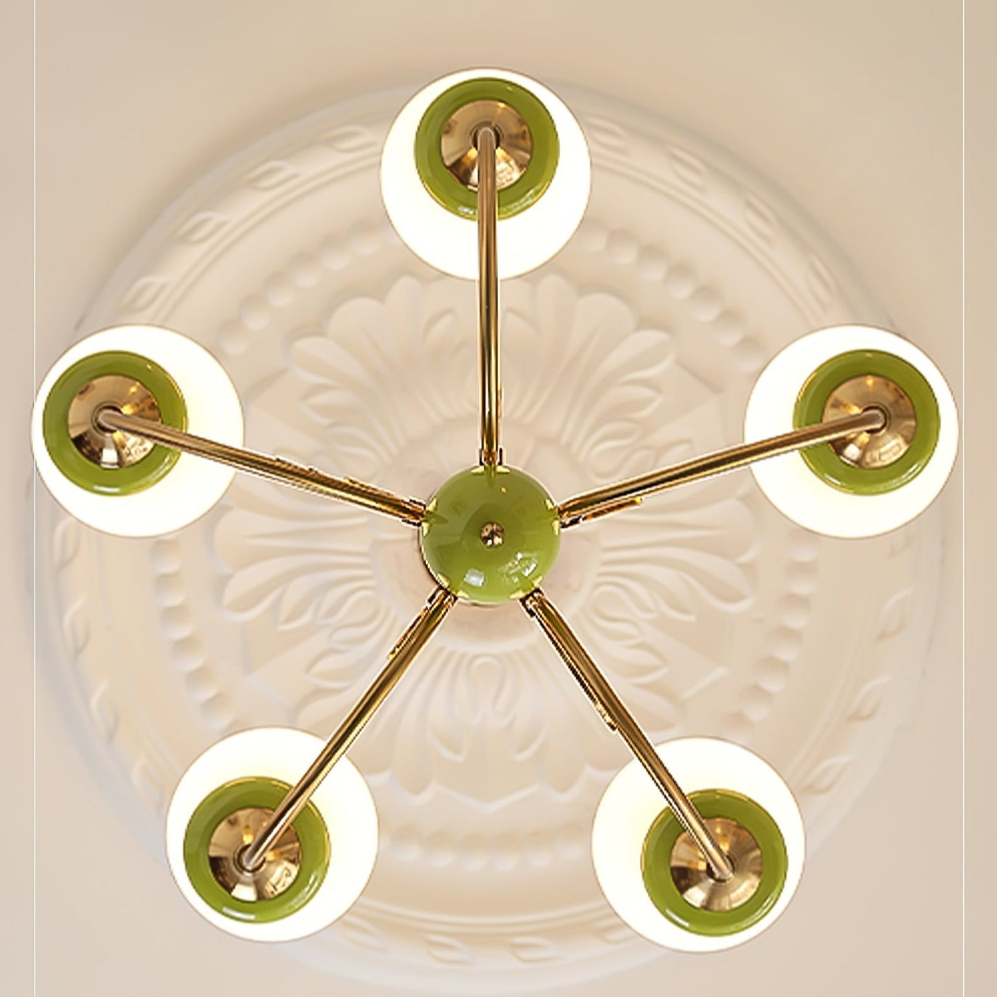 Elegante Leuchten - Kreativer Art Déco-Kronleuchter