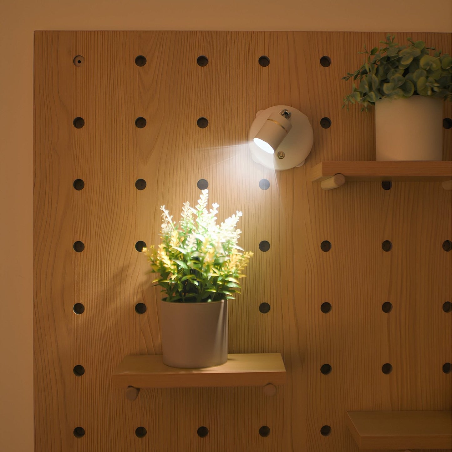 LuxBeam – LED-Strahler mit Fernbedienung für vielseitige Beleuchtung