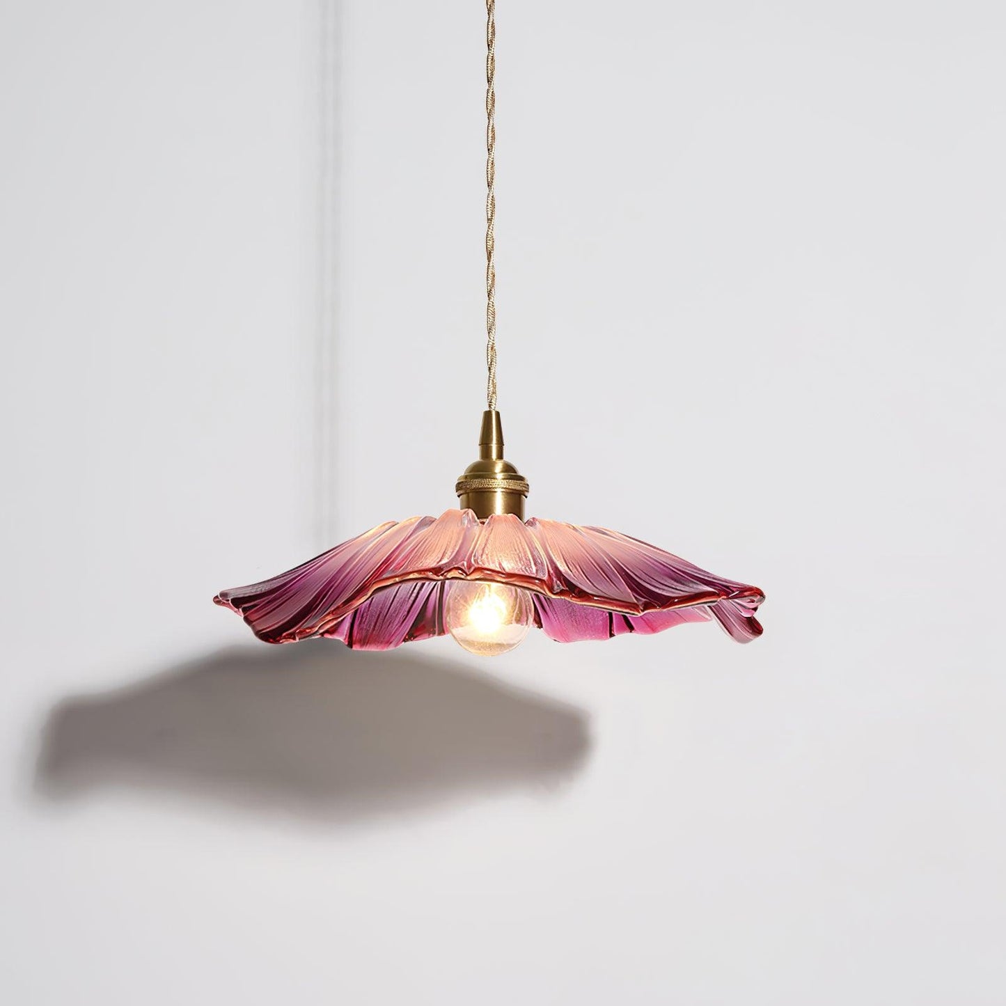 SternenLicht Stilvolles Design Hängeleuchte – dekorative Hängeleuchte mit funkelnden Sternenlicht-Elementen und stilvollem Design.