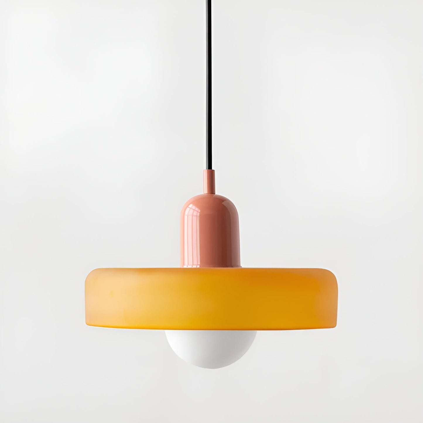 Beleuchten Sie stilvolle Innenräume mit den modernen LumiArt Pendelleuchten.
