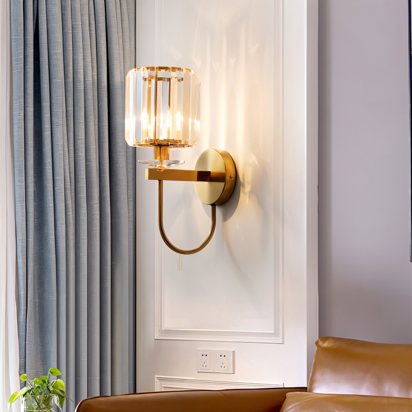 Glamouröse Beleuchtung mit der CrystalLuxe Wandlampe im Kristalldesign.