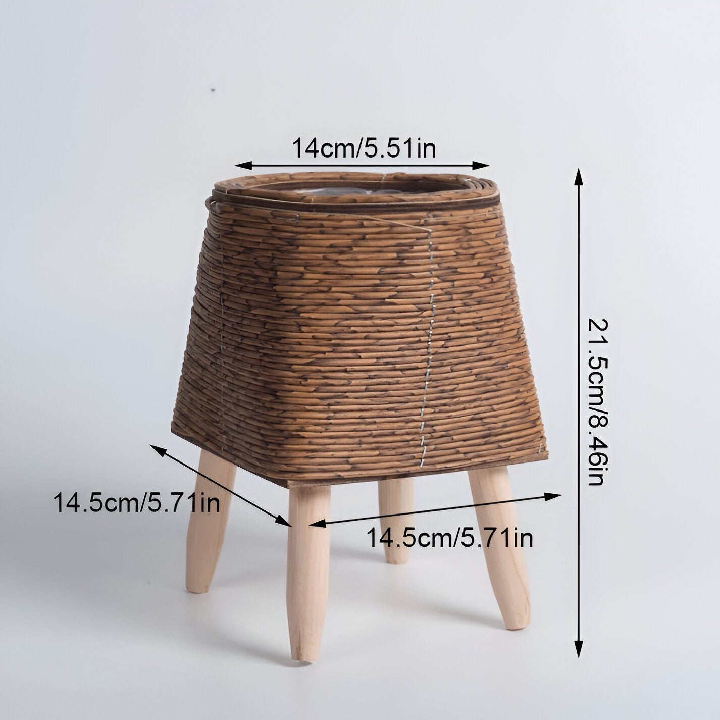Mit Holzbeinen und handgefertigt: EcoChic Pflanzgefäße, stilvoller Blickfang für Ihre Lieblingsgewächse.