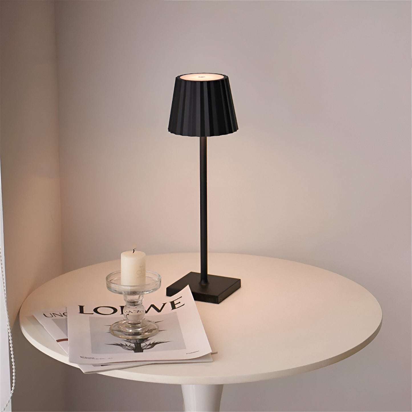 Stilvolle Akzente setzen mit LumiLite – Tischlampe mit minimalistischem Charme.