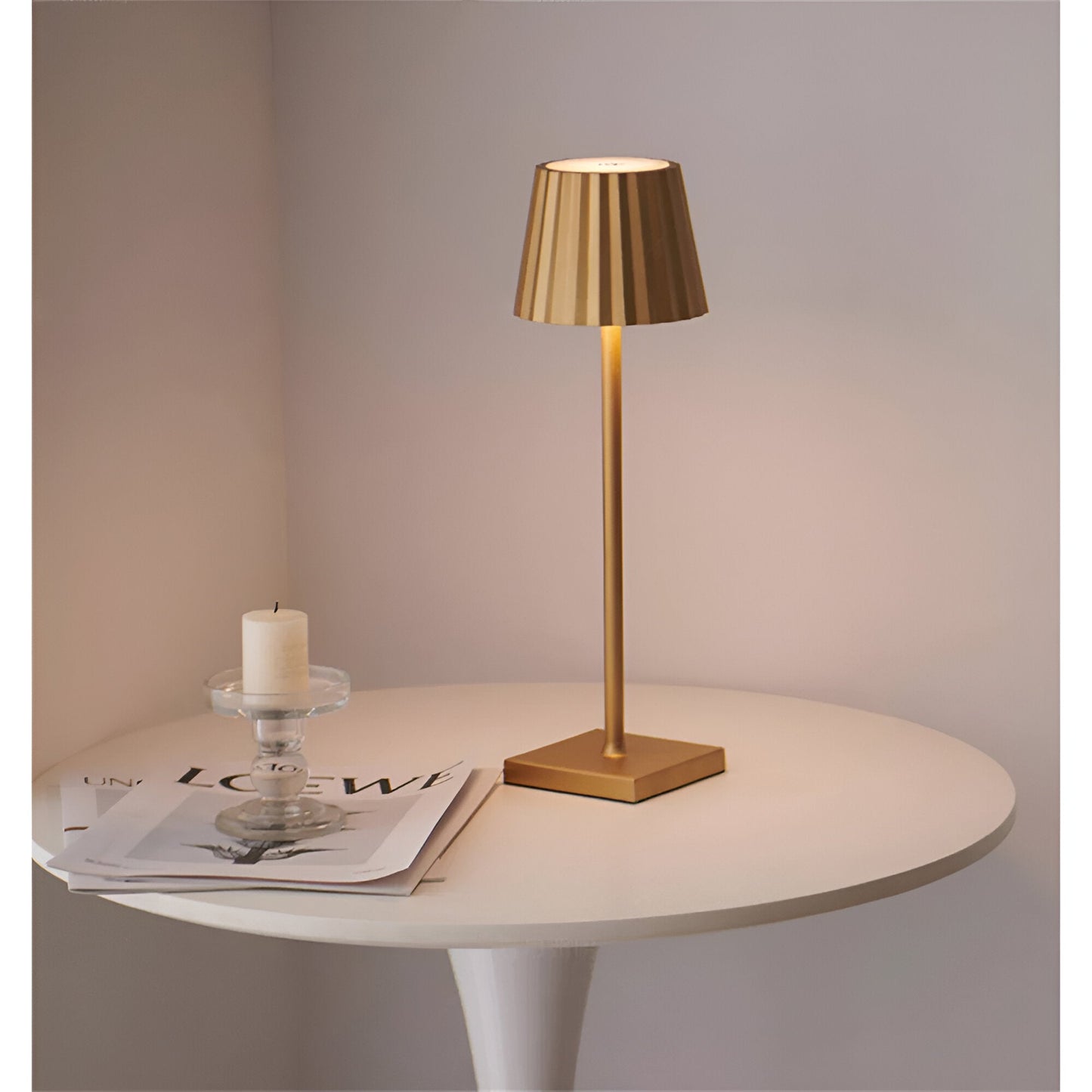 LumiLite Tischlampe – stilvolle Beleuchtungslösung für ein modernes Wohnambiente.