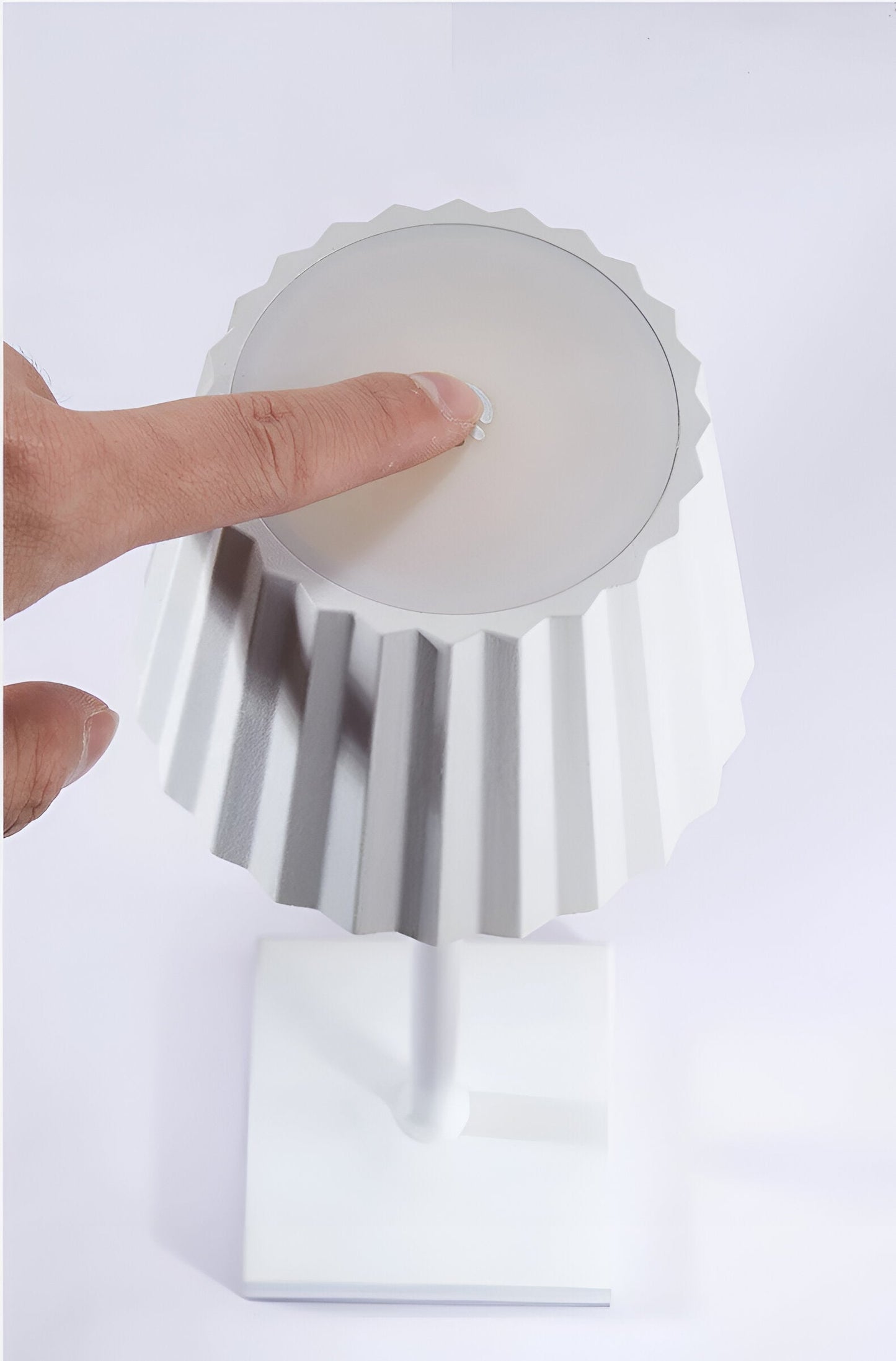 Eleganz pur mit der LumiLite Tischlampe, perfekt für stilvolle Wohnraumgestaltung.