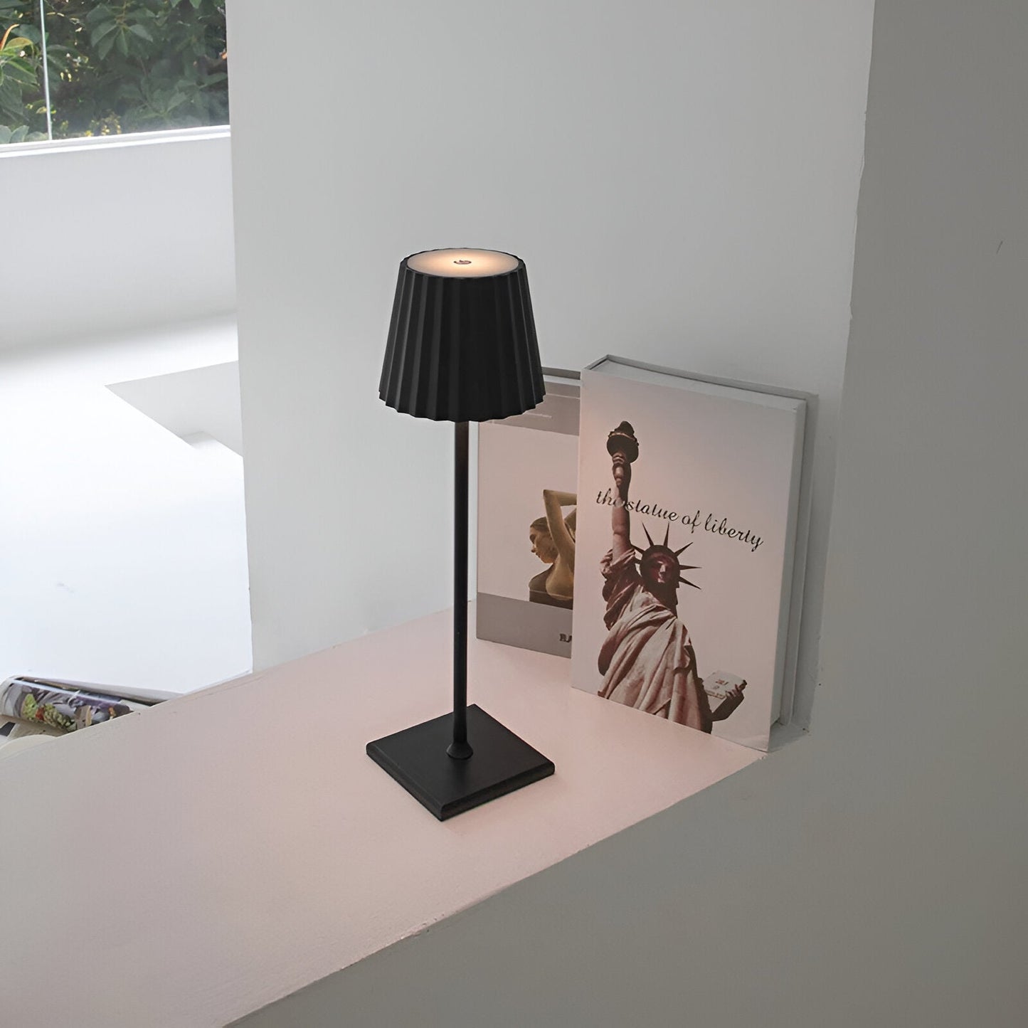 Stilvolle Wohnräume mit der LumiLite Tischlampe, minimalistisches Design für moderne Innenräume.