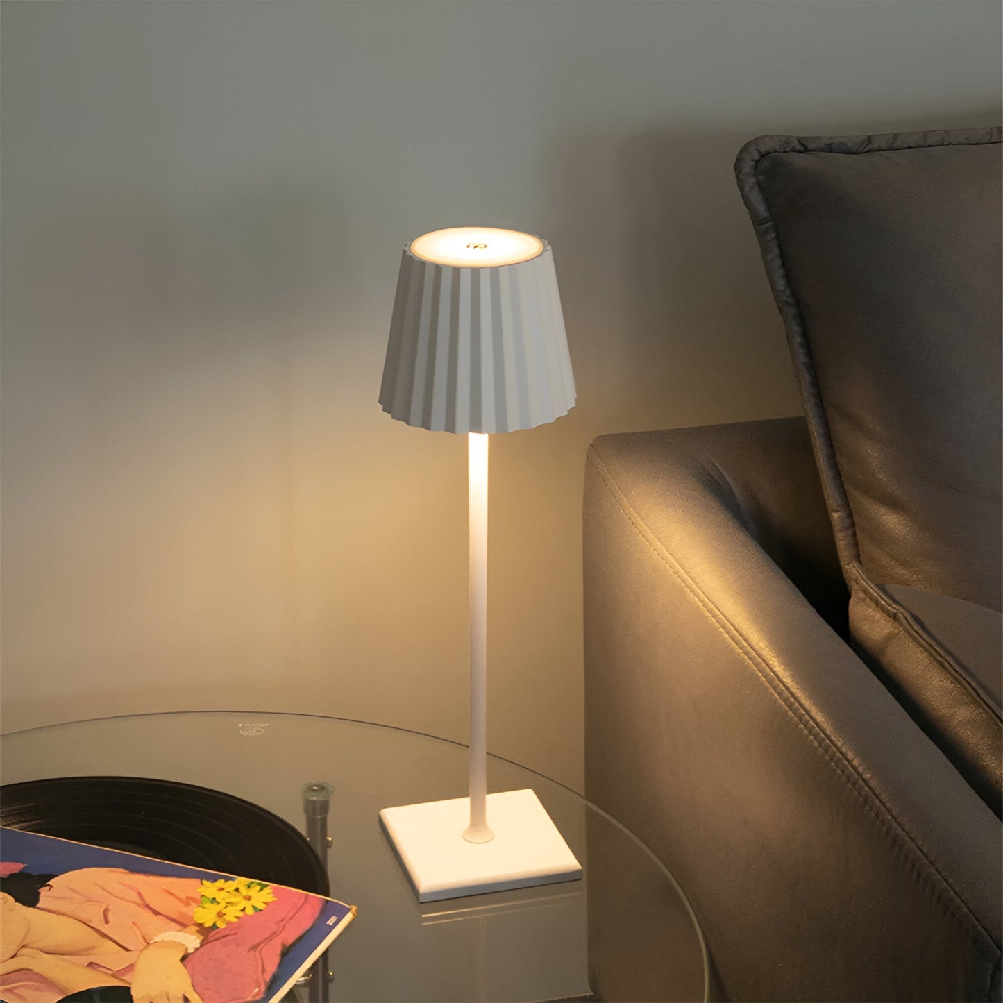 Wohnräume neu definieren mit der LumiLite minimalistische Tischlampe für ein harmonisches Zuhause.