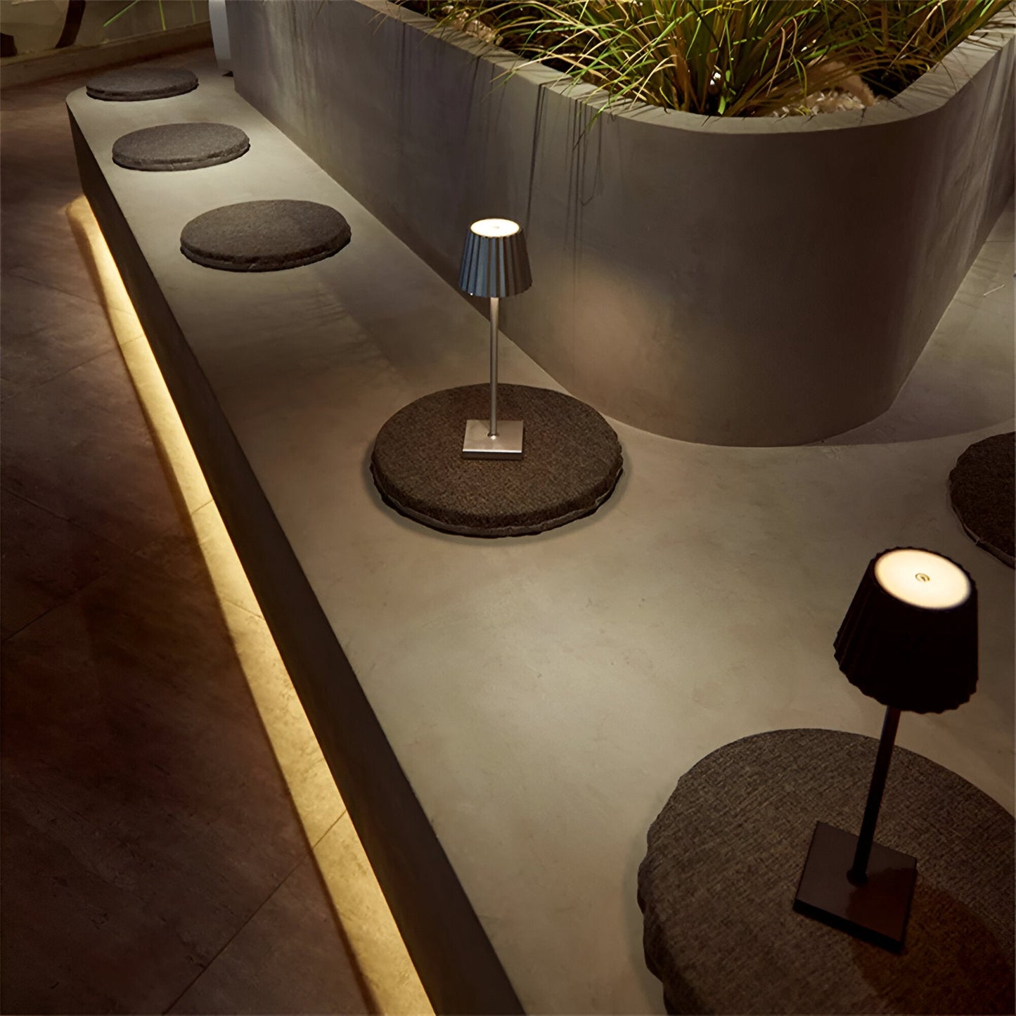 Tischlampe LumiLite – die minimalistische Wahl für elegante und gemütliche Wohnräume.