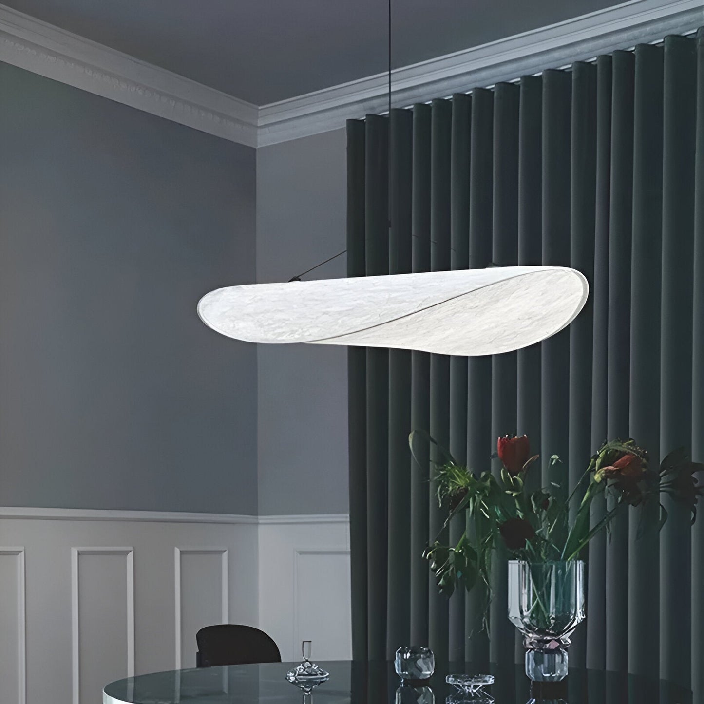 Moderne Wohnräume erstrahlen mit der LunaCloud eleganten Pendelleuchte.