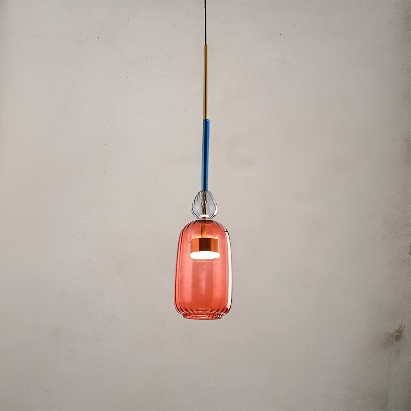 Lebendige Farben und modernes Design – LumiBelle Hängelampen für Essbereiche.