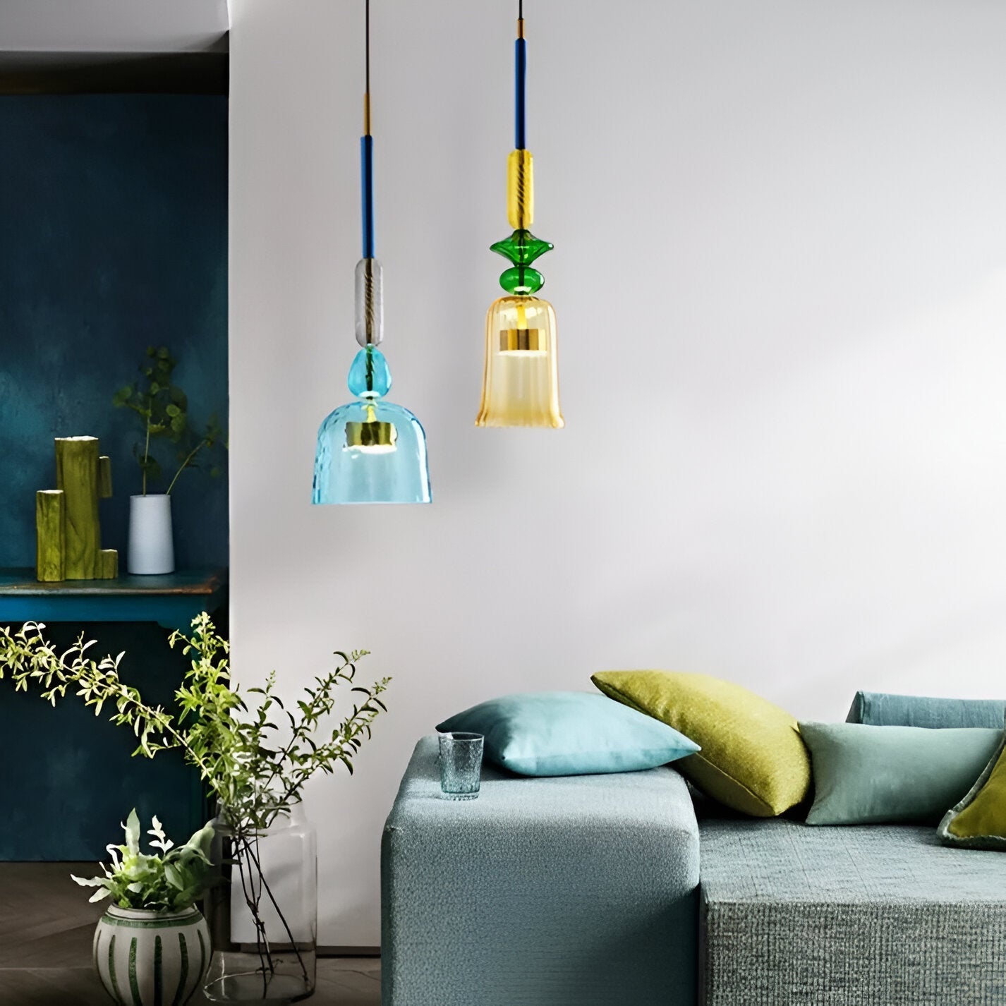Wohn- und Essbereiche verschönern mit den LumiBelle bunten Hängelampen.