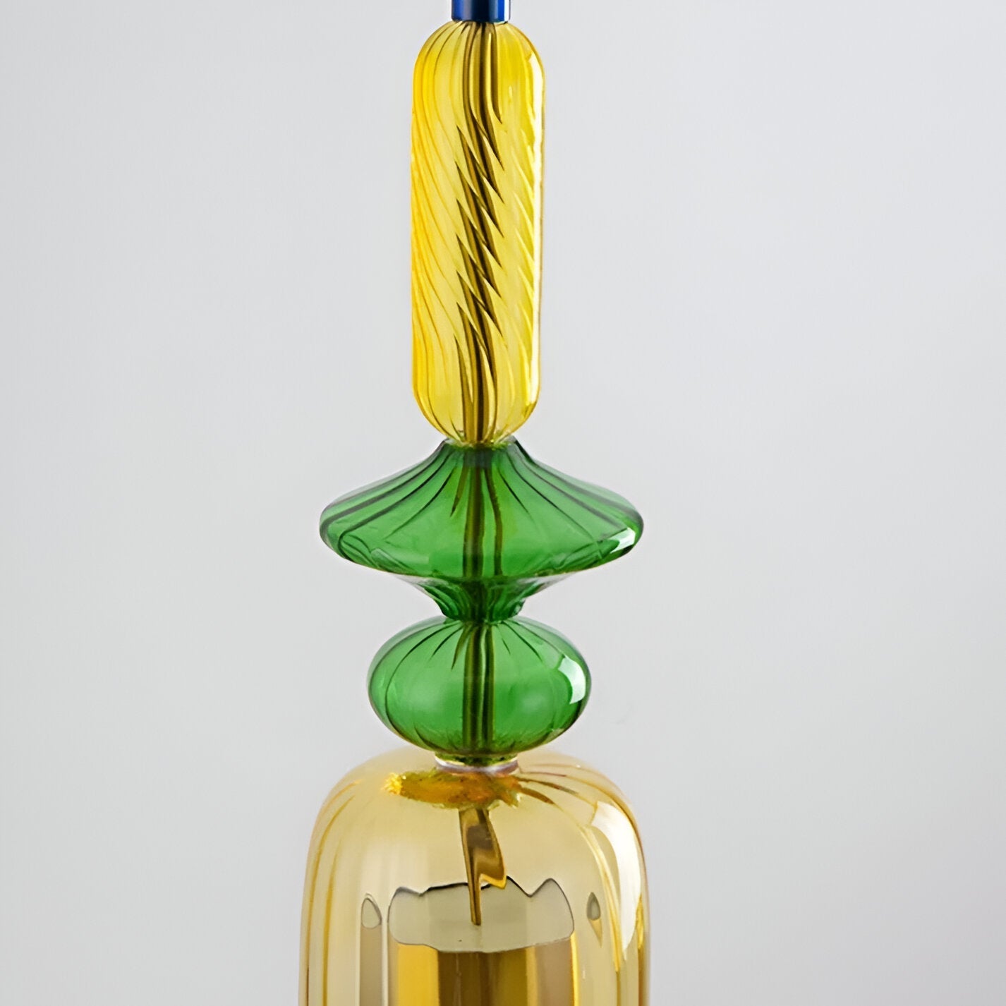 Farbige Eleganz mit den LumiBelle Hängelampen für stilvolle Wohnräume.