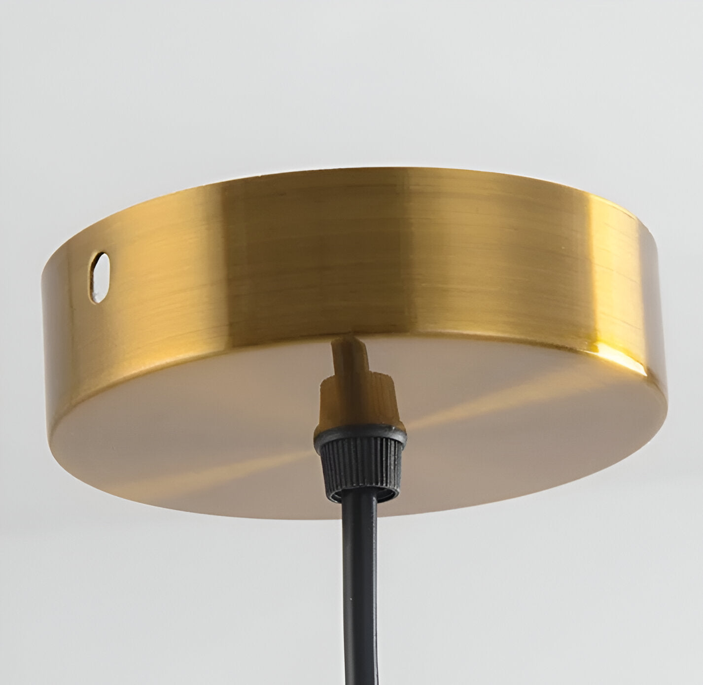 Modernes Design und Farbe vereint – LumiBelle Hängelampen für elegante Räume.