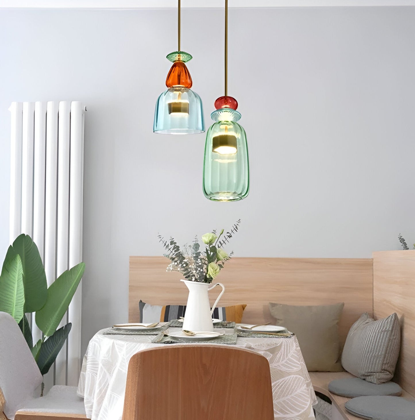 Harmonische Lichtakzente setzen mit den LumiBelle bunten Hängelampen.