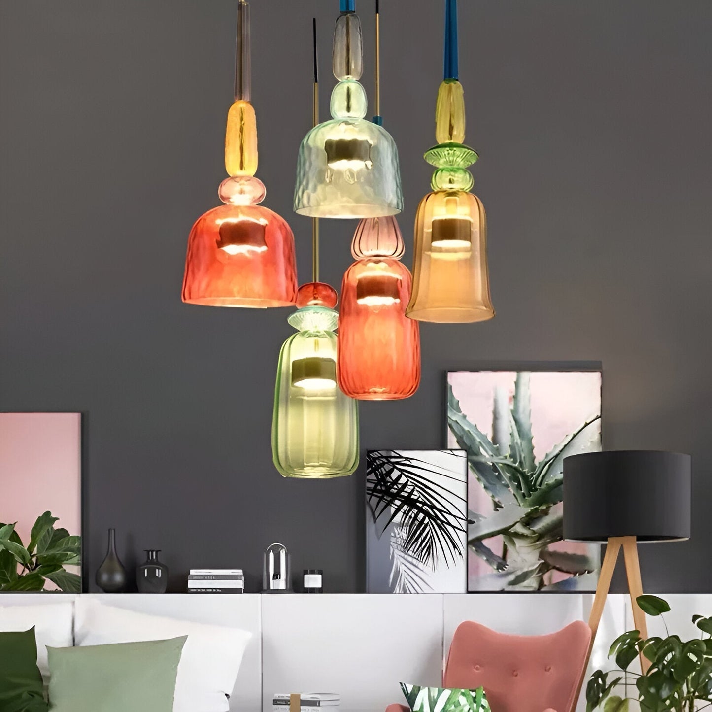 Farbige Beleuchtung mit den LumiBelle Hängelampen für stilvolle Innenräume.