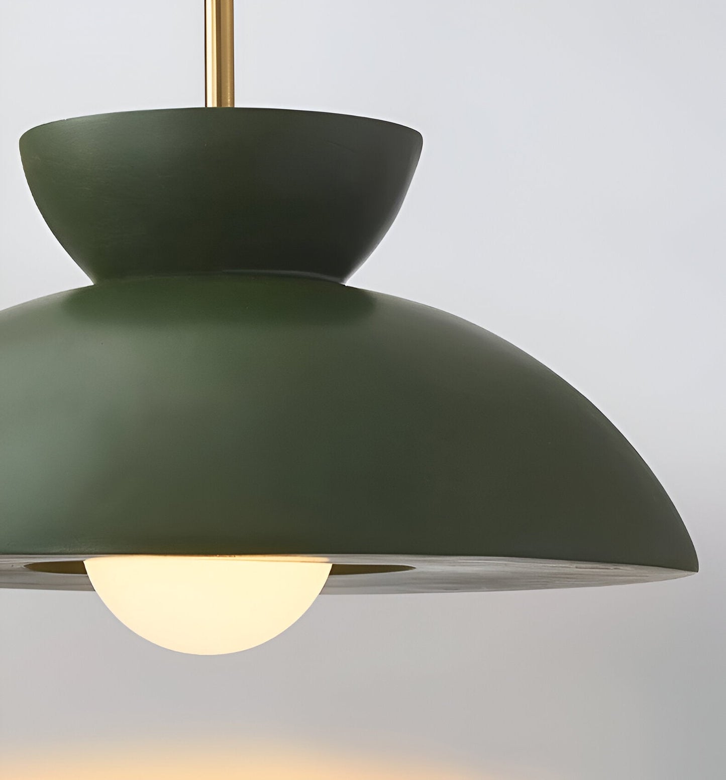 Zeitlose Eleganz in jeder Ecke mit der CeramLight stilvollen Hängelampe.