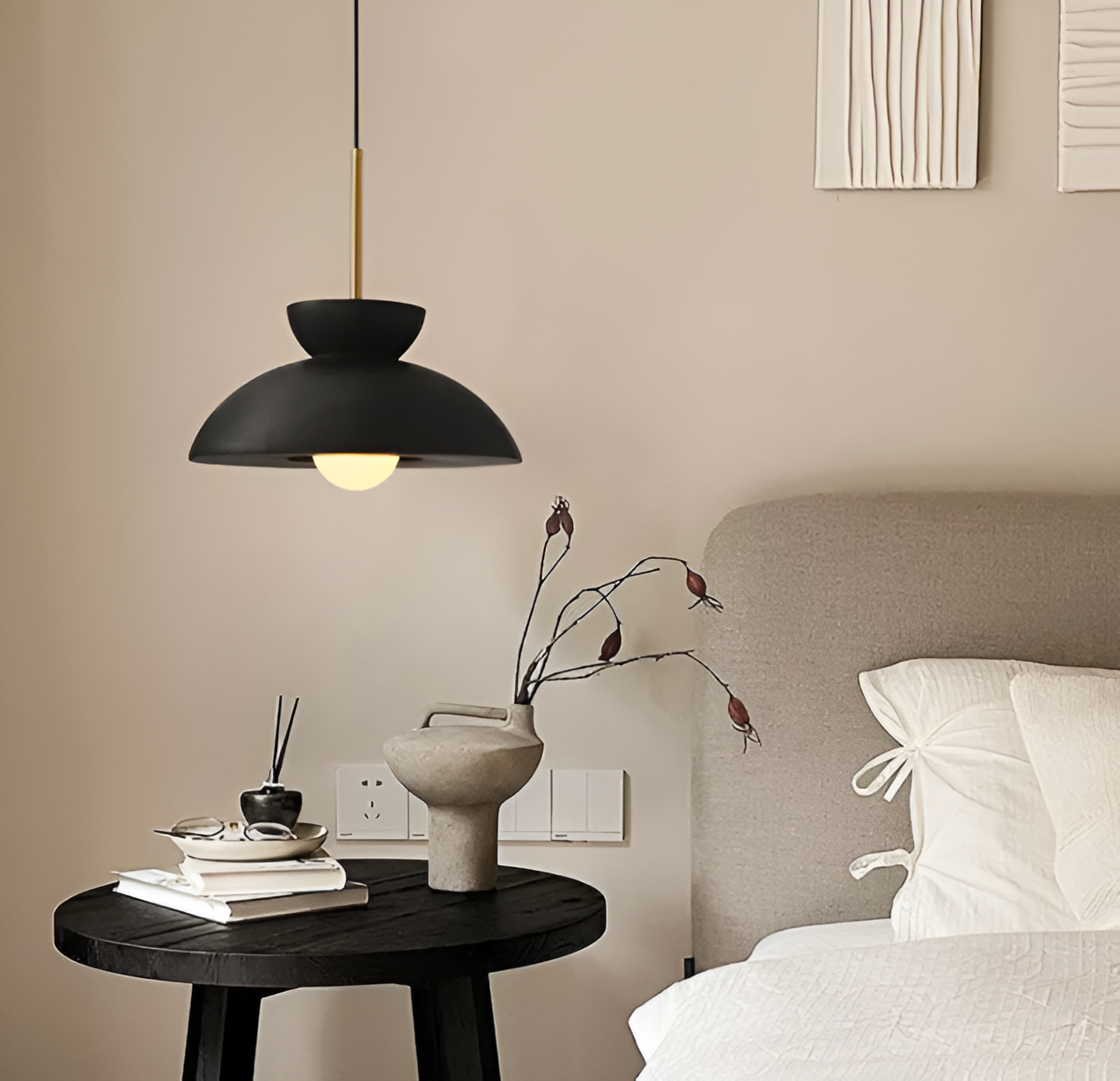 Verwandeln Sie Ihr Zuhause mit der CeramLight eleganten Hängelampe.