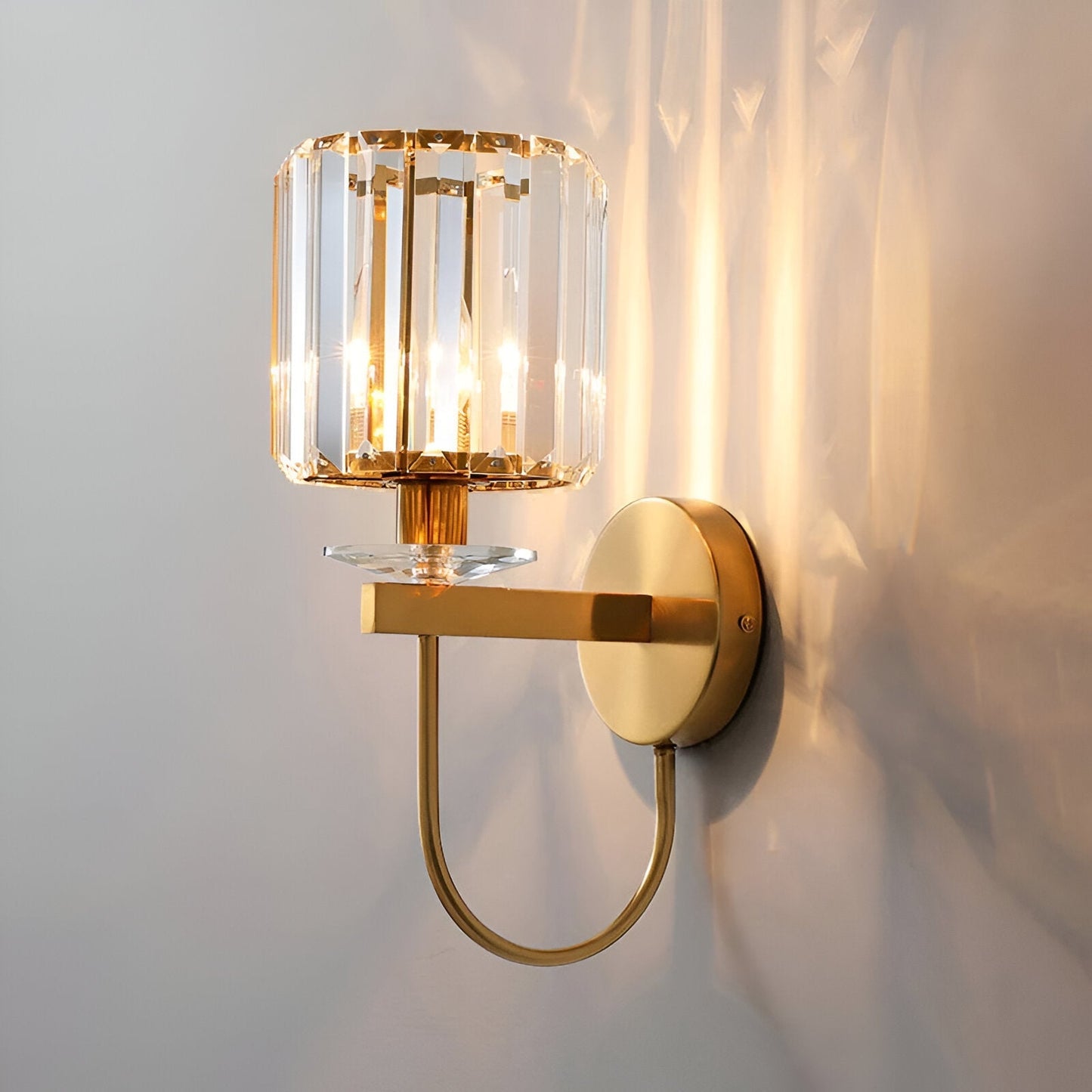 CrystalLuxe – stilvolle Wandlampe mit funkelnden Kristallakzenten.