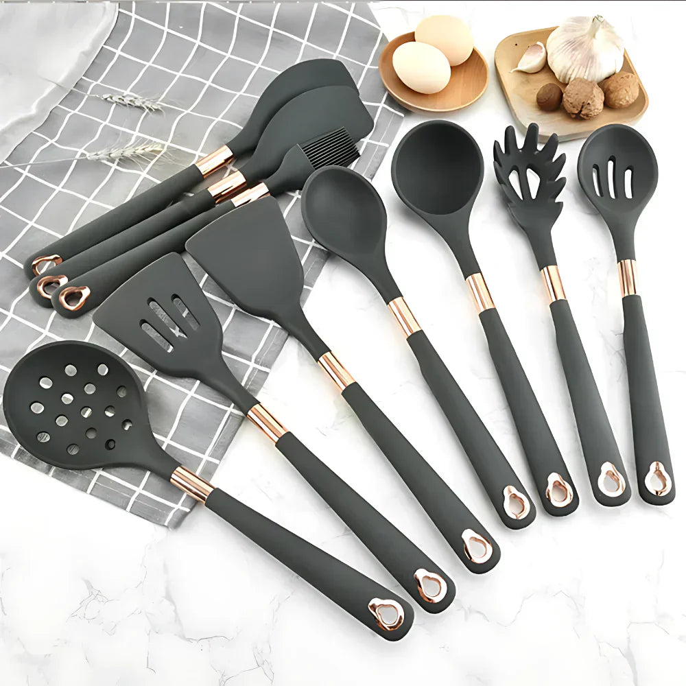 12-teiliges Küchenutensilienset mit schwarzen Silikonköpfen und goldenen Details.