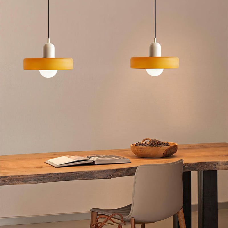 Lebhafte Farben und elegantes Design vereint in der ColorLuxe Hängeleuchte.