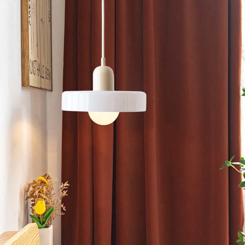 Eleganz trifft Lebendigkeit in der ColorLuxe Hängeleuchte mit Retro-Design.