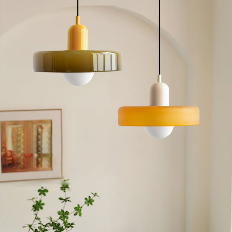 Farbiges Retro-Design für moderne Räume mit der ColorLuxe Hängeleuchte.