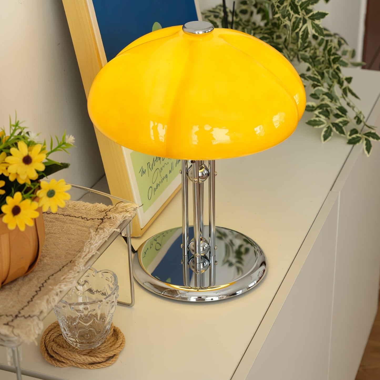 Tischleuchte AmberLume mit eleganter, rundlicher Glasoberfläche.