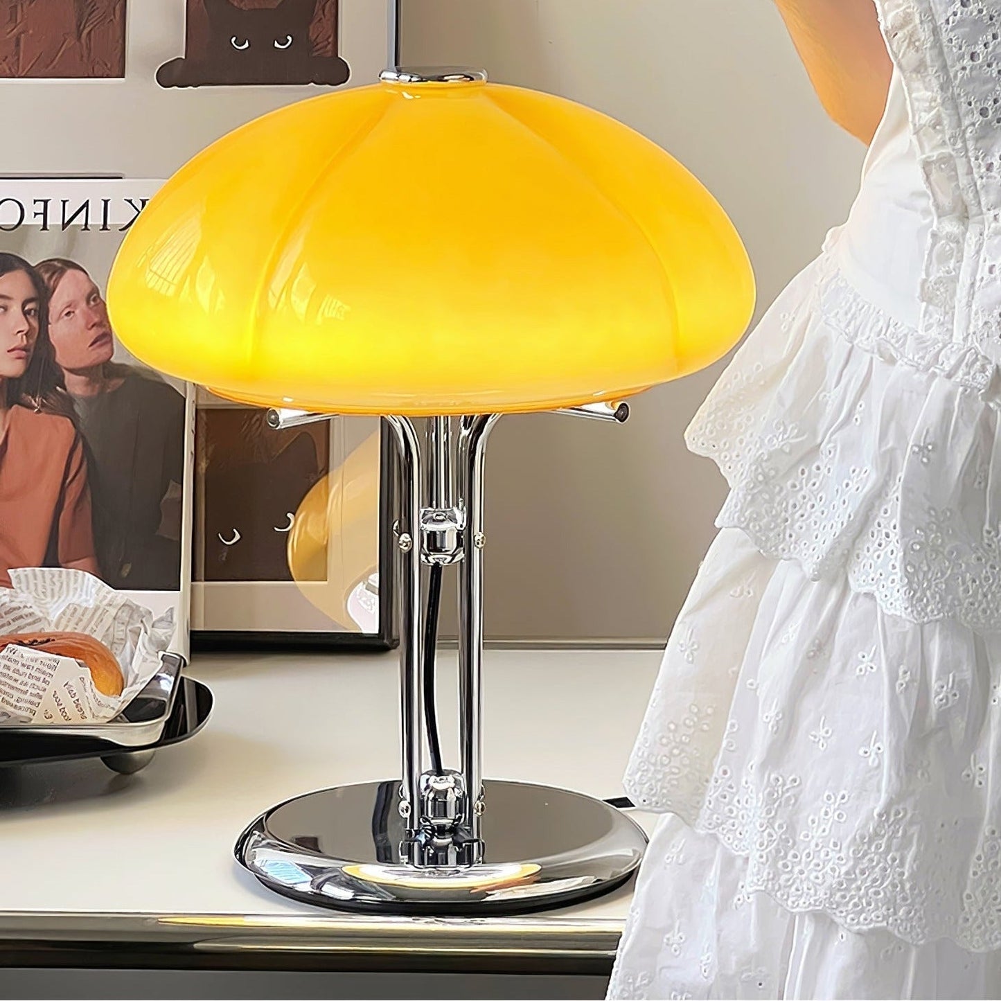 AmberLume Tischleuchte für eine elegante Atmosphäre und modernes Design.