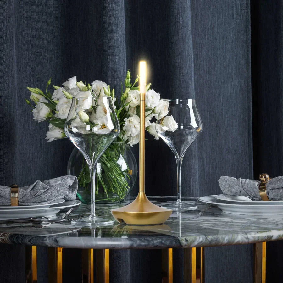 Elegante Kerzenform KerzenGlanz Tischlampe – moderne Tischlampe mit eleganter Kerzenform von KerzenGlanz für stilvolle Arbeitsbereiche.