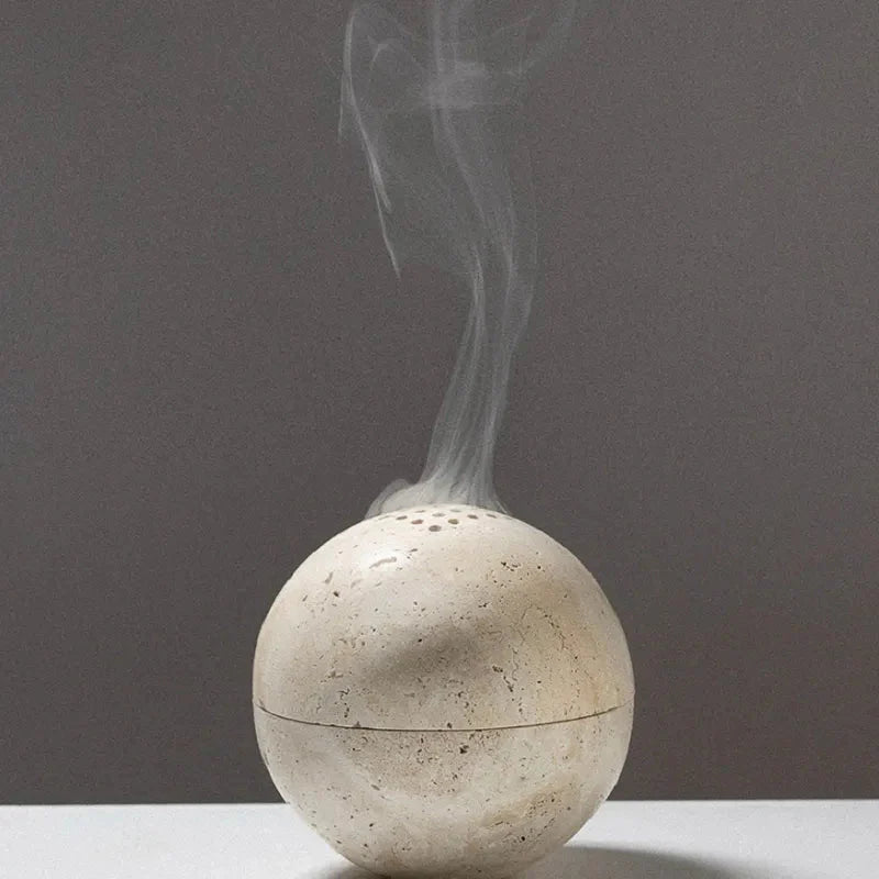 Räuchergefäß in einer Wellness-Ecke für eine ruhige Atmosphäre.