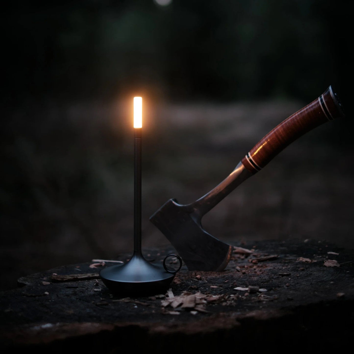 Elegante Kerzenform Tischlampe KerzenGlanz – stilvolle Tischlampe mit eleganter Kerzenform von KerzenGlanz für anspruchsvolle Innenräume.