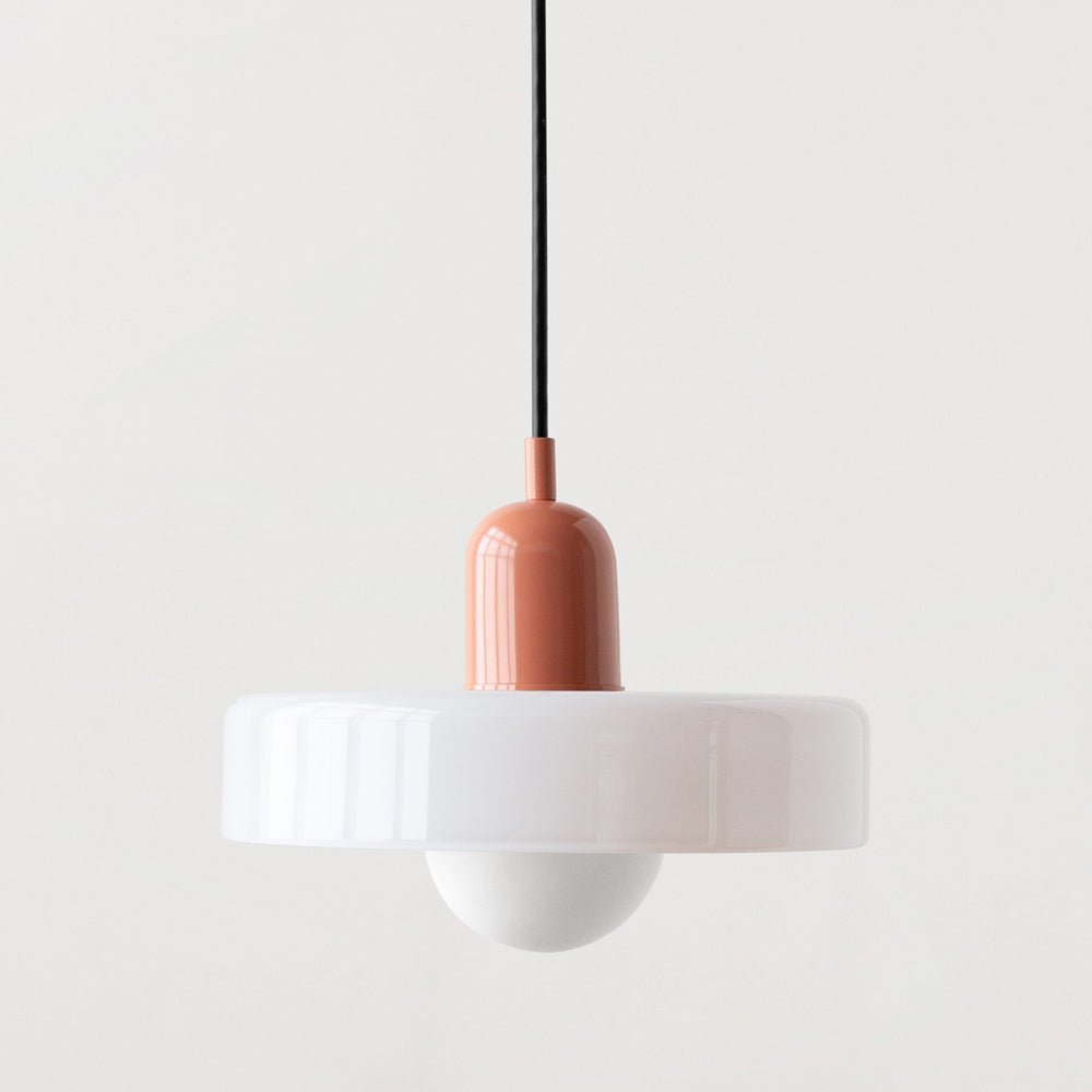 Farbiges Lichtspiel und Retro-Charme in der ColorLuxe Hängeleuchte.