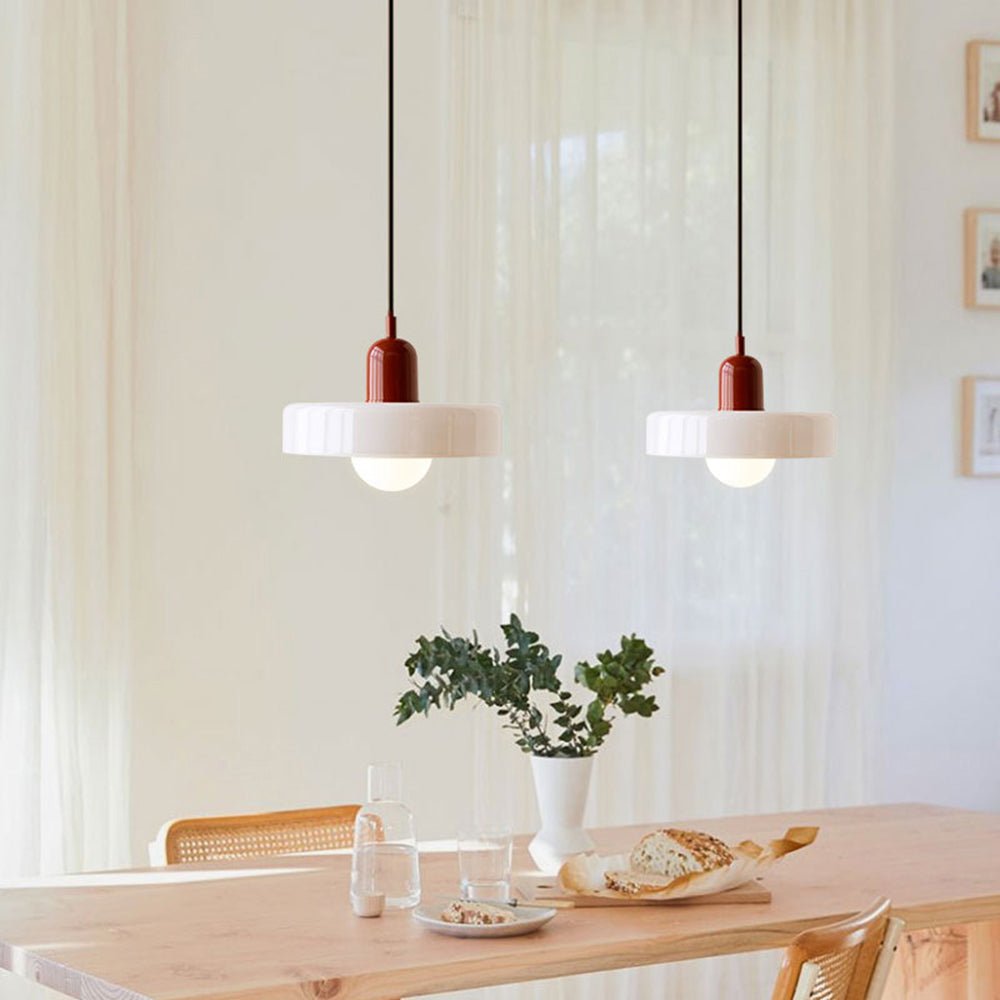 Hängeleuchte ColorLuxe, die ein einzigartiges Retro-Ambiente schafft.