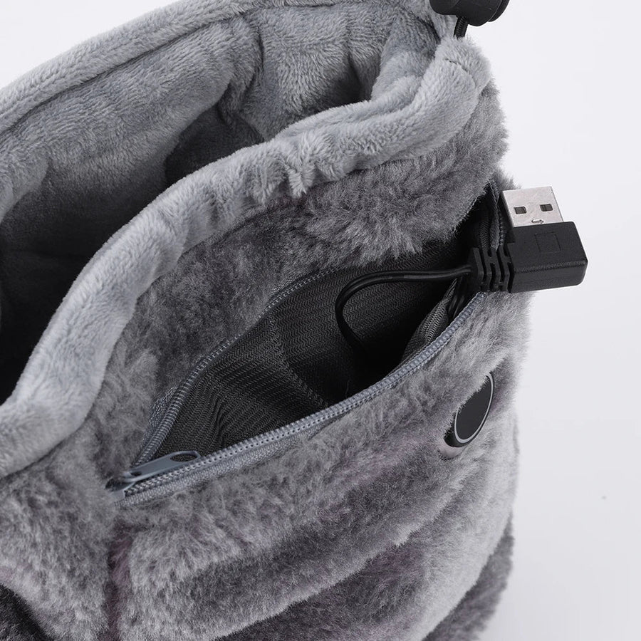 USB-Kabelanschluss für beheizbare Hausschuhe in Nahaufnahme.