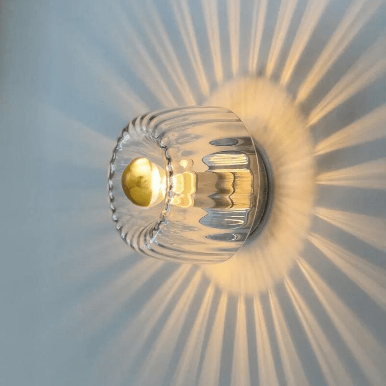 Faszinierende SunRay Deckenleuchte, die modernes Design mit Funktionalität verbindet.