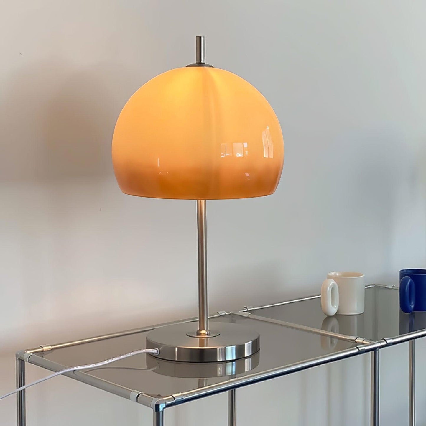 AmberLume Tischleuchte für elegante Beleuchtung in modernen Wohnungen.
