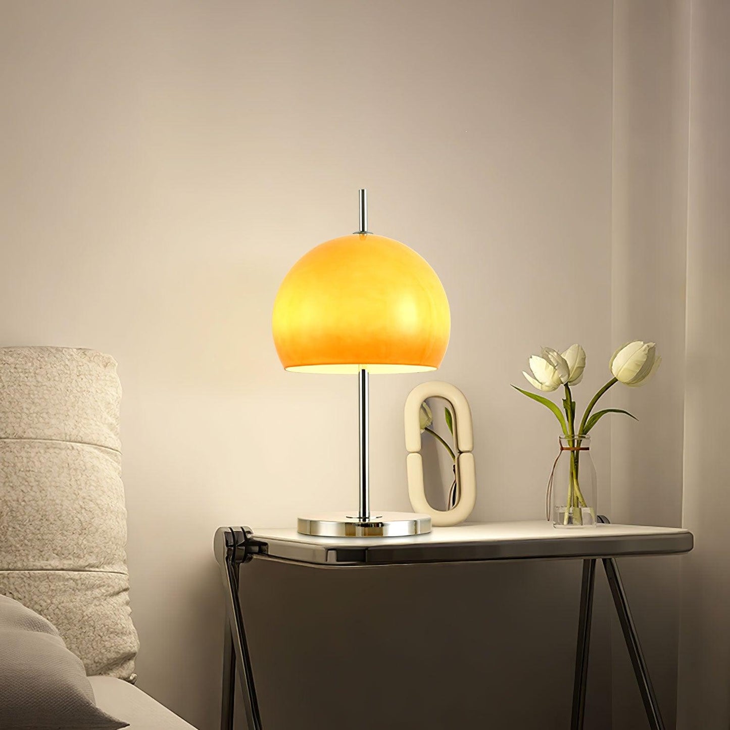 AmberLume Tischleuchte für eine moderne und gemütliche Atmosphäre.