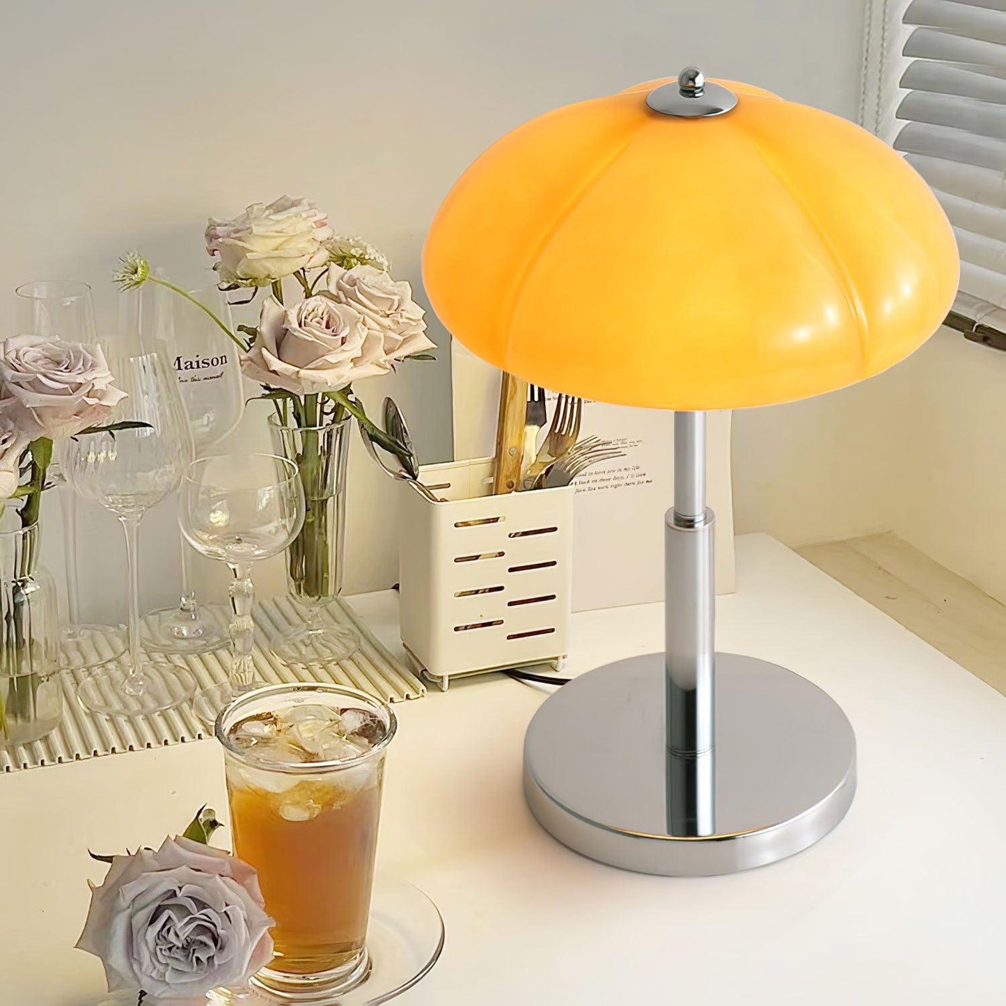 AmberLume Tischleuchte für eine harmonische Beleuchtung und raffiniertes Design.