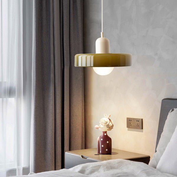 Lebendige Farben und Retro-Charme vereint in der ColorLuxe Hängeleuchte.